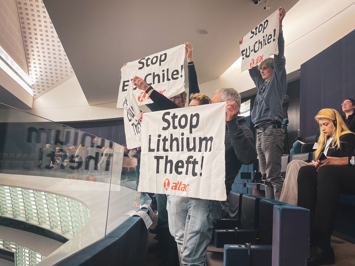 Mehrere Aktivist*innen halten auf der Besuchertribüne des Europäischen Parlamentes Banner hoch, auf Deneen "Stop EU-Chile!" und "Stop Lithium Theft!" steht
